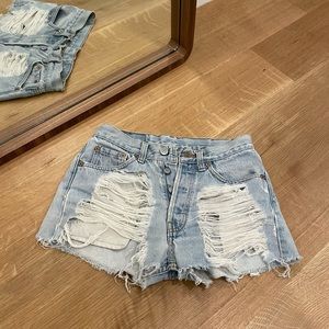 Vintage Levi’s high rise denim shorts. Size 24/25